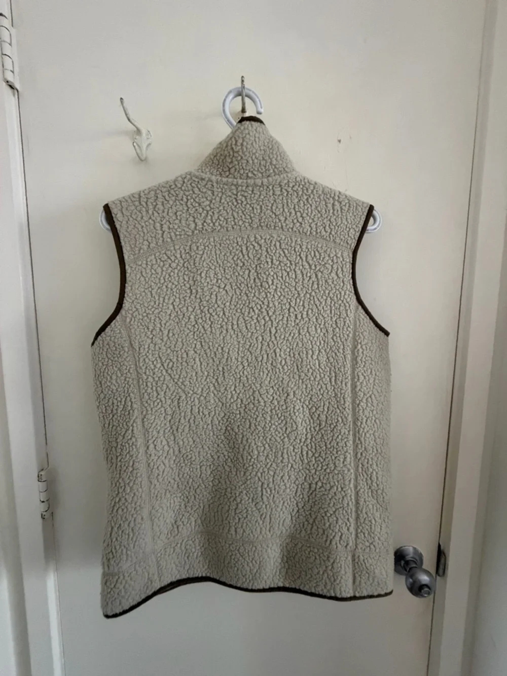 Patagonia Cream Sherpa Fleece Jacket with Burgundy Trim - Picture 3 of 3
